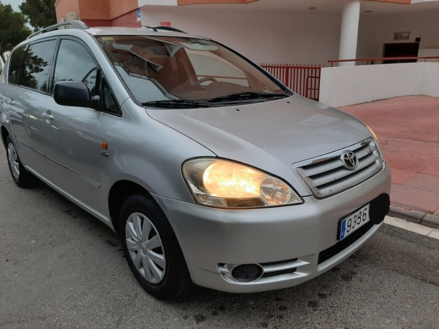 Toyota avensis verso 2004