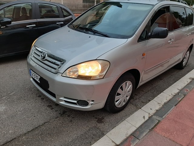 Toyota avensis verso 2004