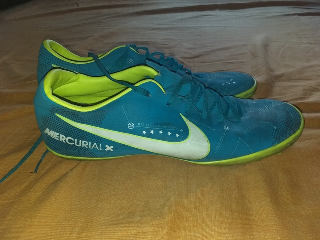 botas futbol multitaco