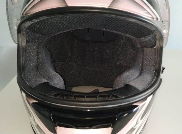 casco de la motocicleta de la cara llena Nolan gris usado en casco de la motocicleta de la cara llena Nolan gris usado en