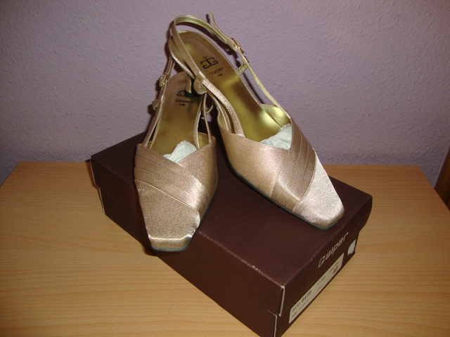 zapatos dorados de vestir