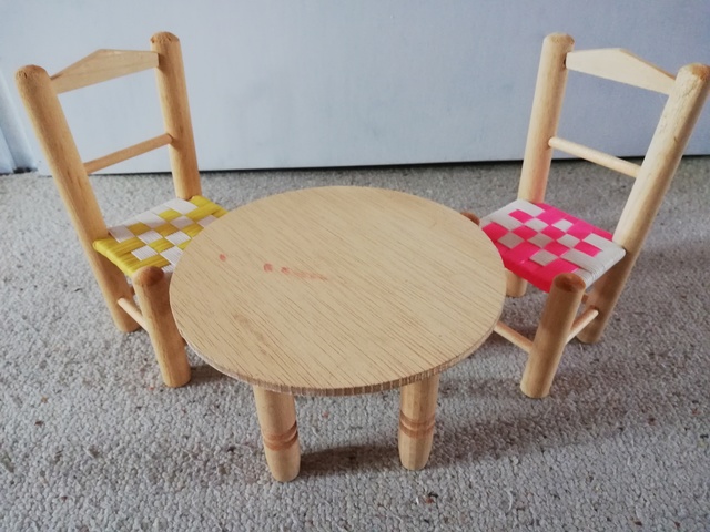 sillitas de madera para muñecas