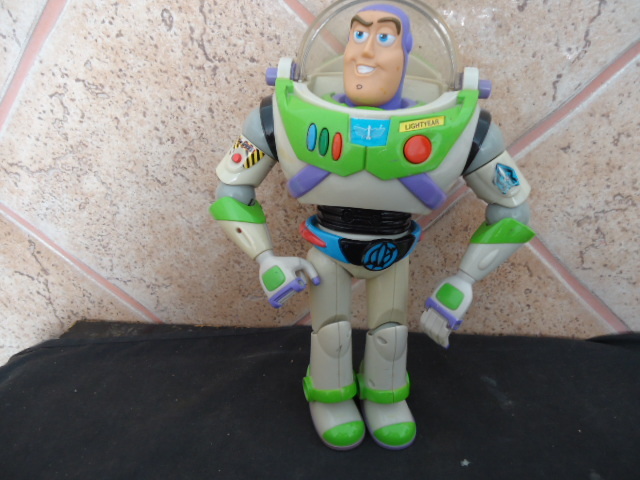 buzz lightyear habla español