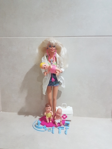 barbie doctora pediatra