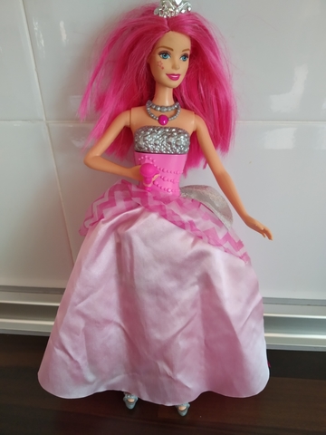 niña vestida de barbie
