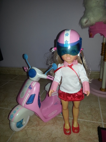 nancy y su scooter rosa