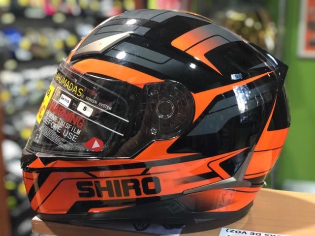 casco naranja y negro