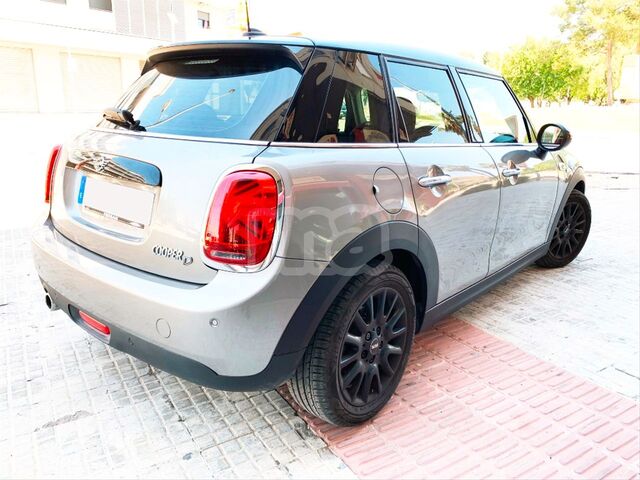 AUDI A1 2010-2015 Frontal Protector de salpicaduras del lado del pasajero Izquierda Nuevo