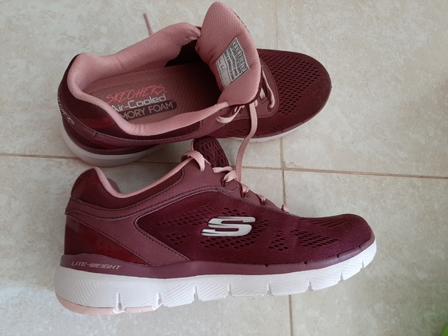 skechers con memory foam