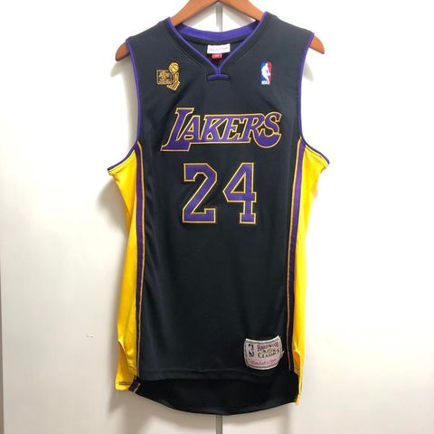 camiseta negra de los lakers