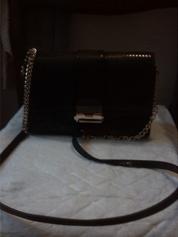Viejos bolsos de cuero mujer marrón sobre fondo gris Viejos bolsos de cuero mujer marrón sobre fondo gris