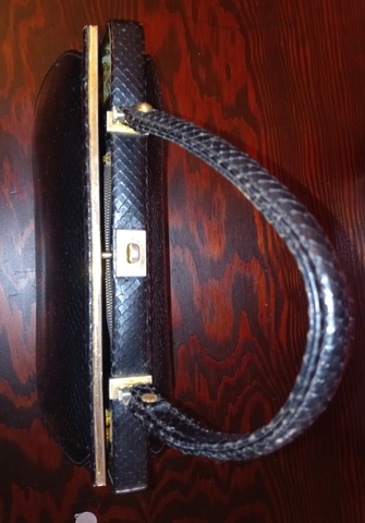 Bolso de mujer, de antelina color bisón. El adorno consiste Bolso de mujer, de antelina color bisón. El adorno consiste