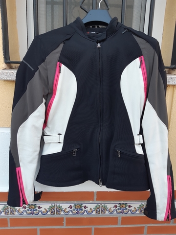 Chaqueta Dainese Arya Tex par mujer. Para uso en moto tanto Chaqueta Dainese Arya Tex par mujer. Para uso en moto tanto