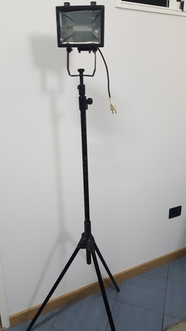 foco con lampara led y tripode