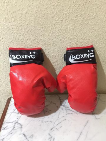 bolsa de boxeo y guantes usada