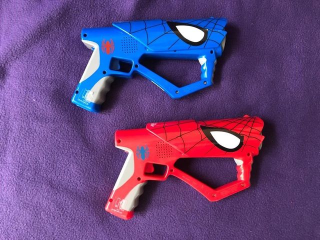 spiderman de pistolas