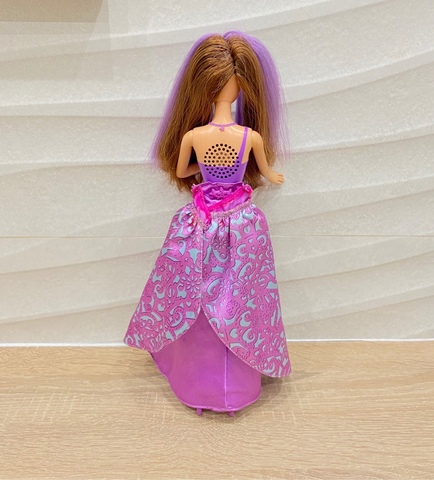 niña vestida de barbie