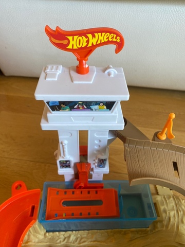 hot wheels pista tiburon devorador