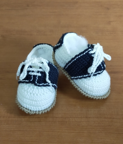 Zapatillas tipo adidas de crochet hechos a mano con lana de Zapatillas tipo adidas de crochet hechos a mano con lana de