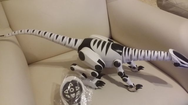 dinosaurio con mando a distancia
