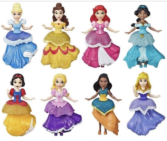 muñeca con vestidos intercambiables