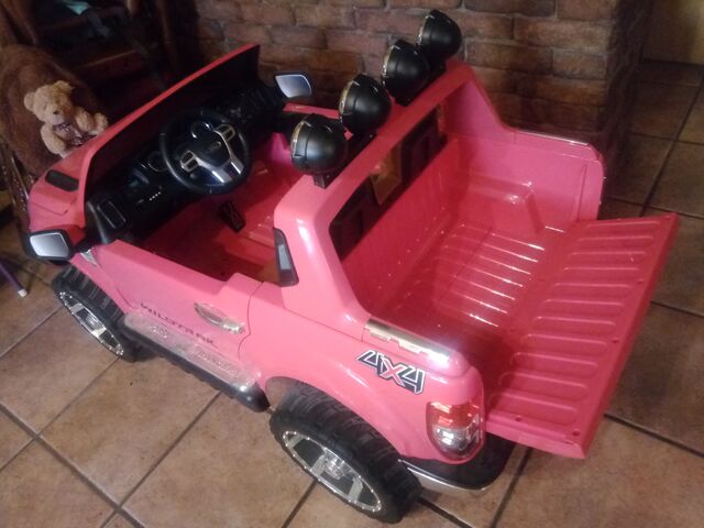 coche de bateria rosa