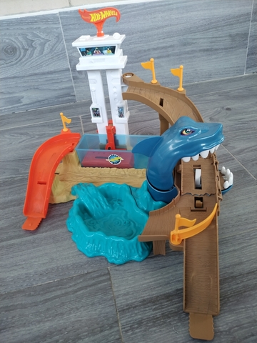 tiburon devorador hot wheels