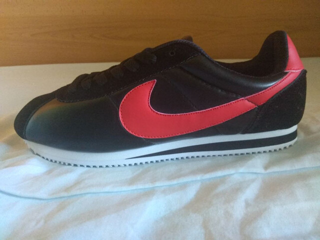 nike cortez negras y rojas