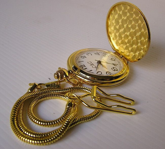 reloj de bolsillo dorado