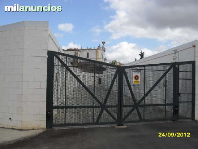 MIL ANUNCIOS.COM - Garajes cerrados con agua, luz y patio Vía Mirador