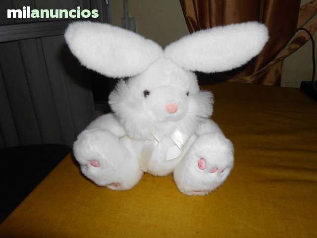 conejo de peluche blanco