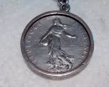 LLAVERO DE PLATA CON 5 FRANCOS FRANCES