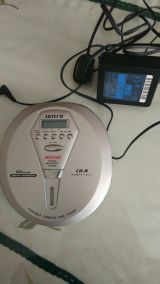 PORTABLE COMPACT DISC PLAYER.