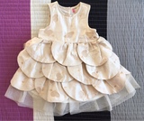 VENDO VESTIDO BEIG DE PéTALOS Y CORAZONE