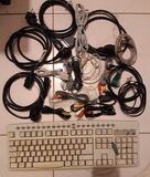 TECLADO, SURTIDO DE CABLES Y ALTAVOCES.