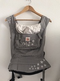 MOCHILA ERGOBABY GRIS