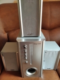 UN SUBWOOFER ACTIVO Y TRES ALTAVOCES PEQ