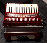 SE VENDE ACORDEON +ESTUCHE NEGRO